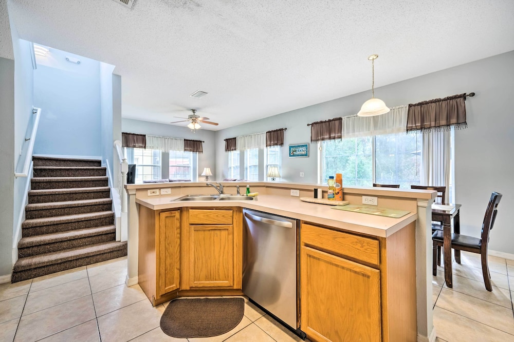 Kissimmee Resort Townhome w Pool 7 Mi to Disney - photo 14