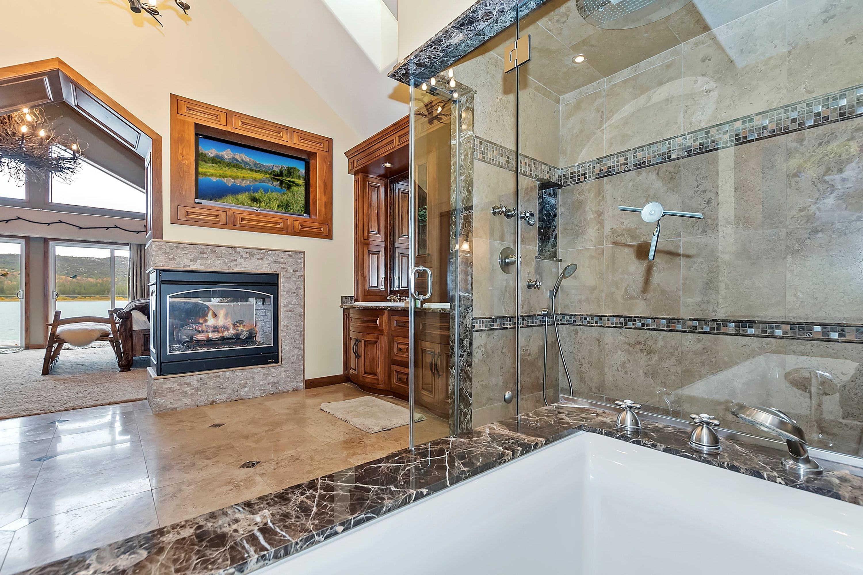 Lagunita Shores by Avantstay Beautiful Lakefront Mansion w Hot Tub & BBQ - photo 21