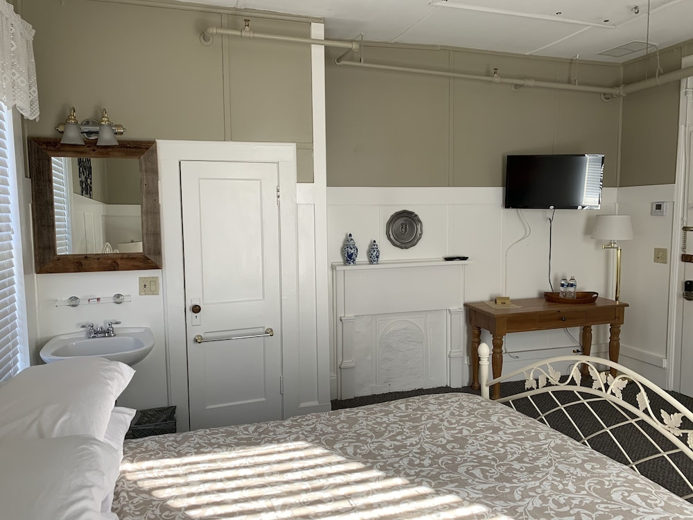 Woodbridge Inn & Tavern - photo 15