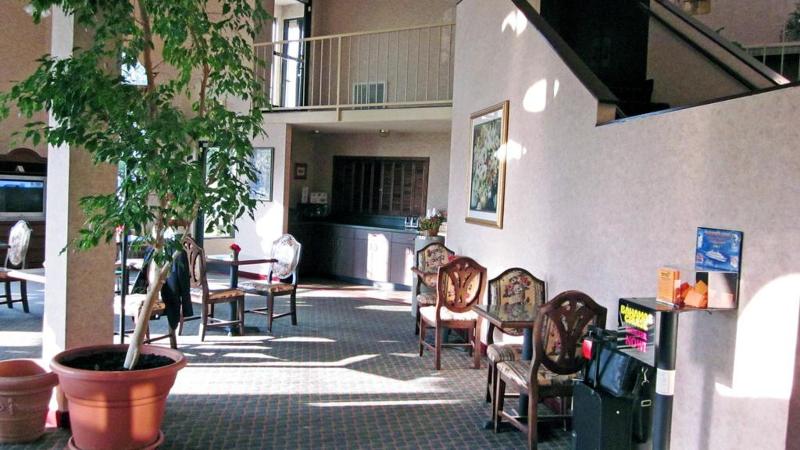 Econo Lodge - photo 15
