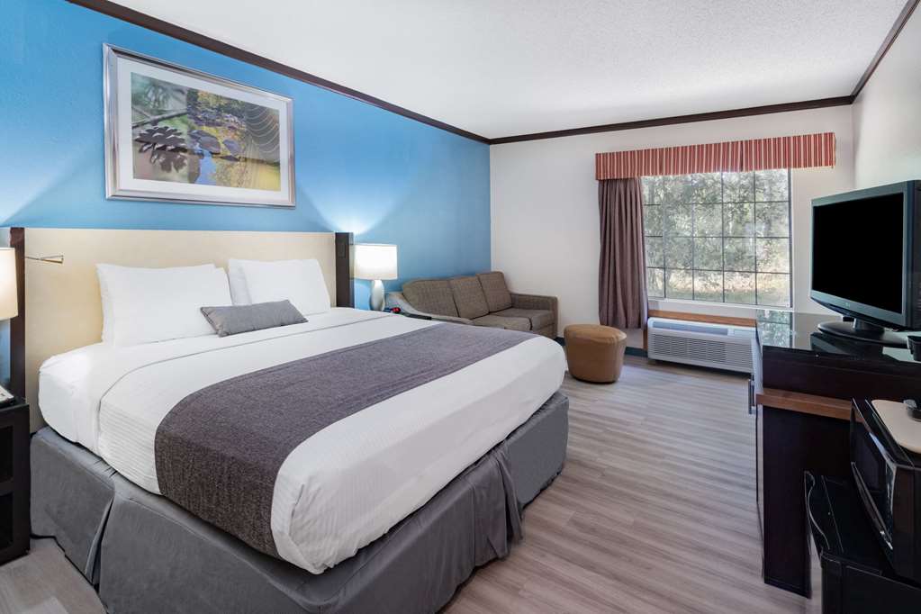 Red Roof Inn & Suites Hinesville - photo 29