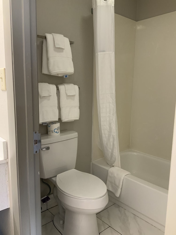 Days Inn by Wyndham Lake City I 10 - photo 13