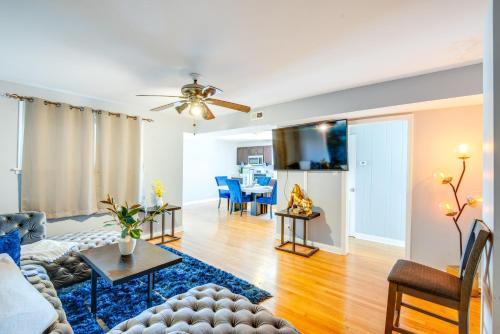 Walk to Train and Bus Updated Chicago Apartment — 4-Star Luxury Hotel in Chicago, United States