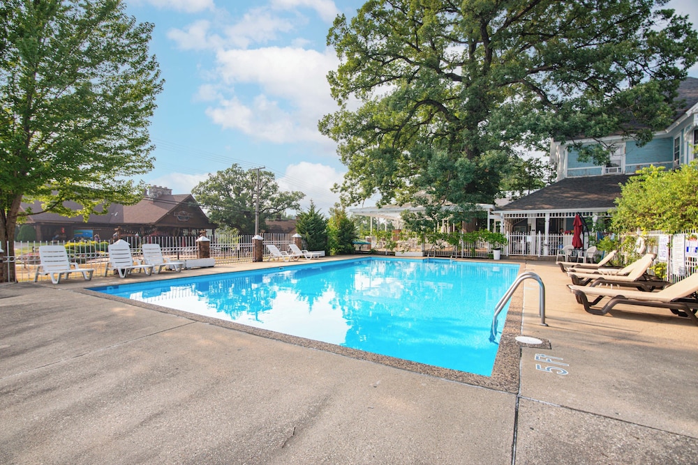 White Rose Inns in Wisconsin Dells, United States