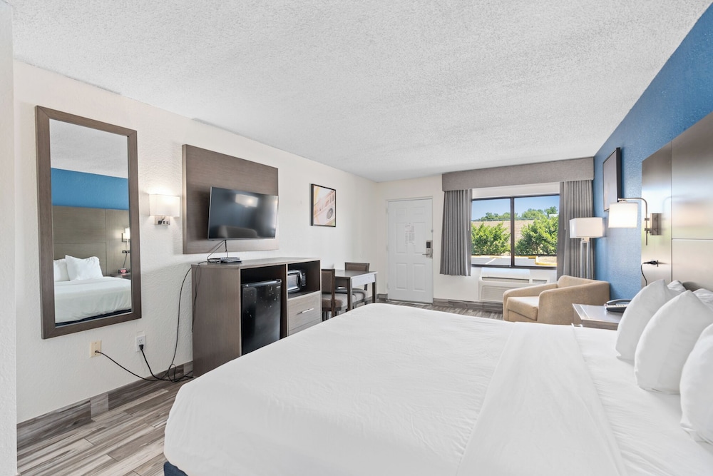 Baymont by Wyndham Orlando East - photo 13