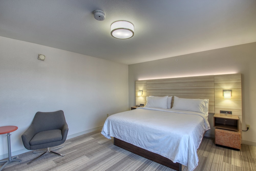 Holiday Inn Express Hotel & Suites Milwaukee Airport by IHG - photo 13