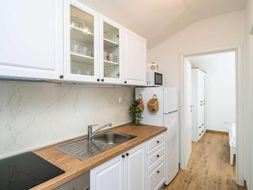 Apartments Lovro One bedroom apartment with Balcony and Sea View 3