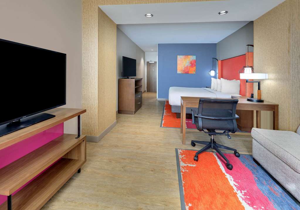 La Quinta Inn & Suites by Wyndham Lakeway - photo 11