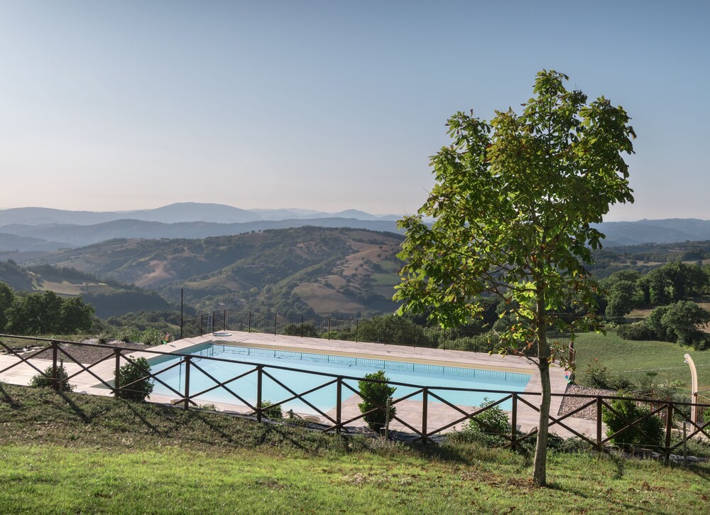 Agriturismo Dolce Sentire — 4-Star Luxury Hotel in Assisi, Italy