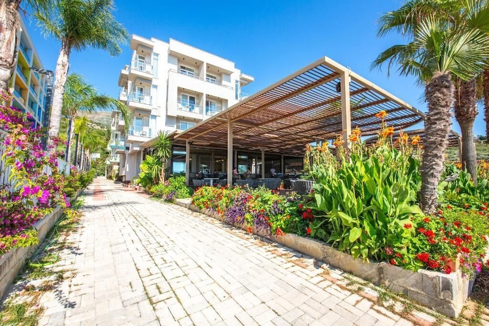 Hotel Royal - carbon neutral hotel in Orikum