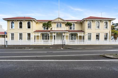 Historic Waterfront Apartment Ashton House — 4-Star Luxury Hotel in Napier, New Zealand