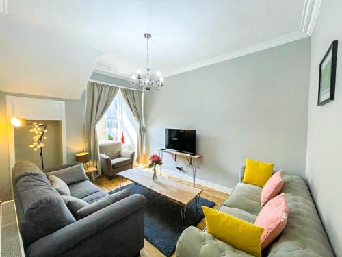 Charming 3 Bed Apartment in Old Town — 4-Star Luxury Hotel in Edinburgh, United Kingdom