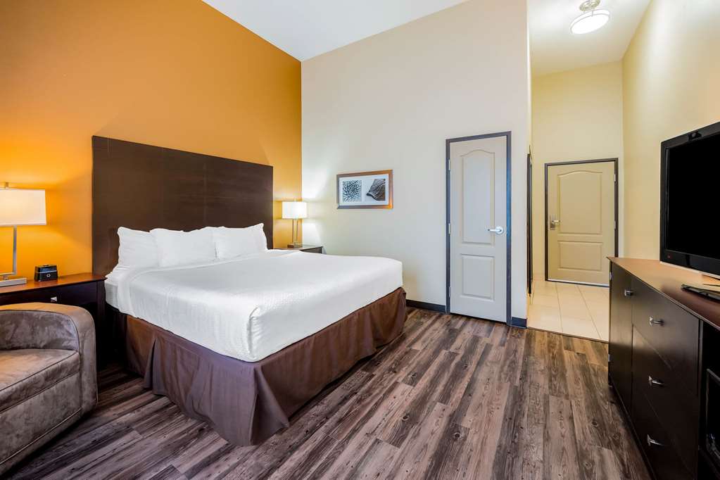 La Quinta Inn & Suites by Wyndham Marshall - photo 27
