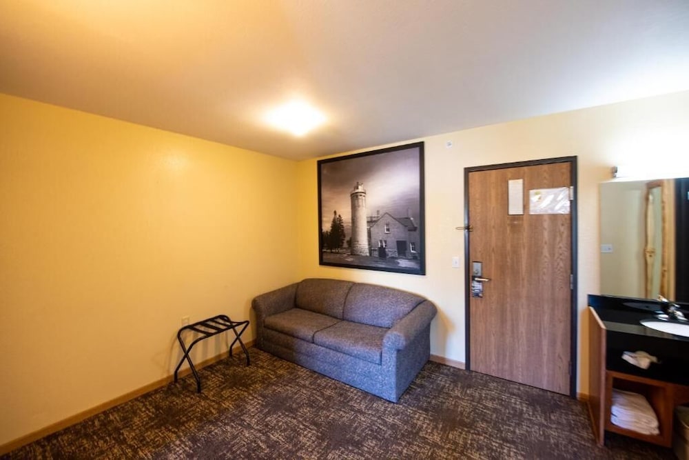 Super 8 by Wyndham Bridgeview of Mackinaw City - photo 25