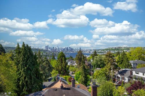 Rooftop Patio with Waterview Private Garden & Grill 3BR 3BA Modern Cityscape - photo 32