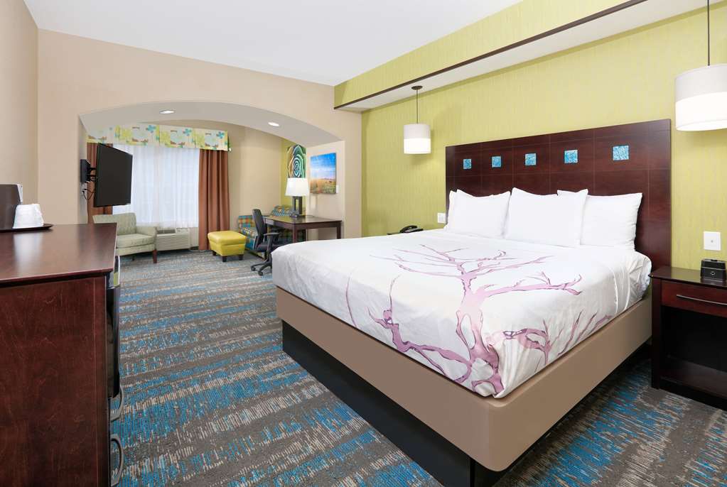 La Quinta Inn & Suites by Wyndham Dallas Grand Prairie South - photo 45