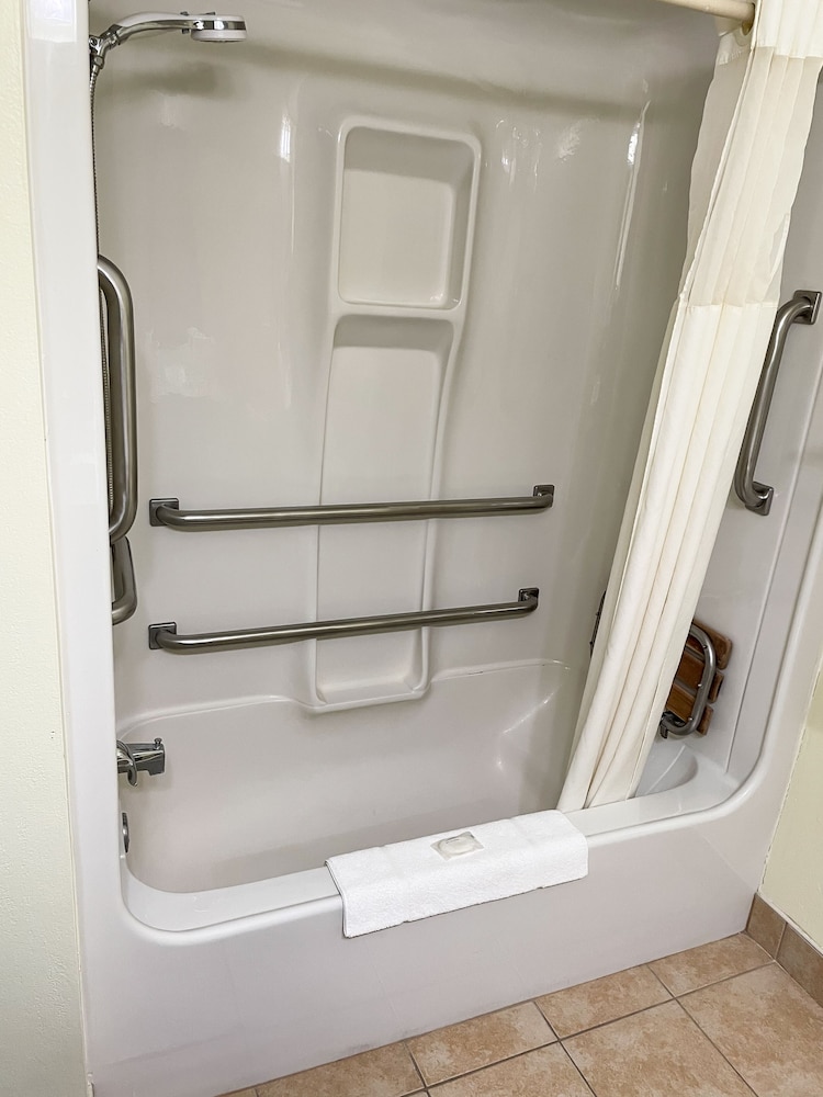 Hudson Inn & Suites - photo 32