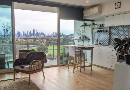 Spectacular Sunset Hideaway BestView St Kilda boutique self contained luxury apartment — 5-Star Luxury Hotel in Melbourne, Australia