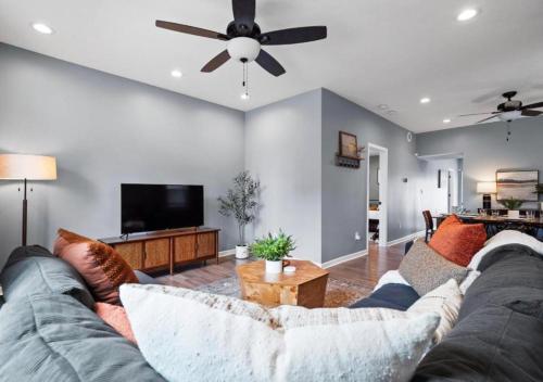 Hot Tub N64 Mins to Downtown Sleeps 8 in Cleveland, United States