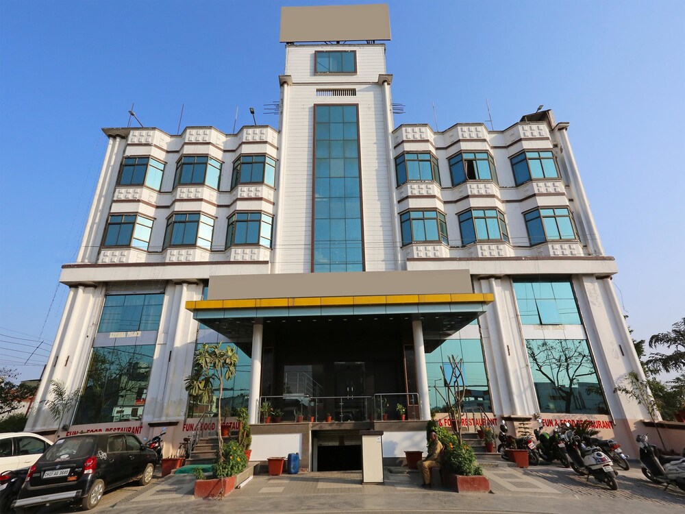 Capital O 10970 Hotel Krishna Palace in Gorakhpur, India
