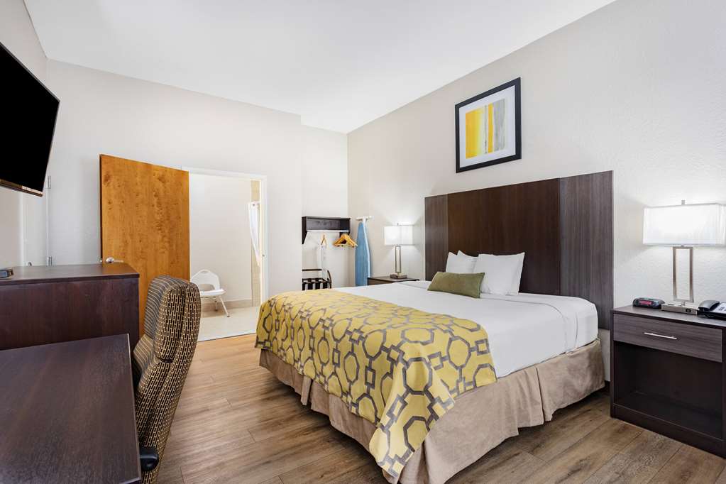 Baymont by Wyndham Midway Tallahassee - photo 24