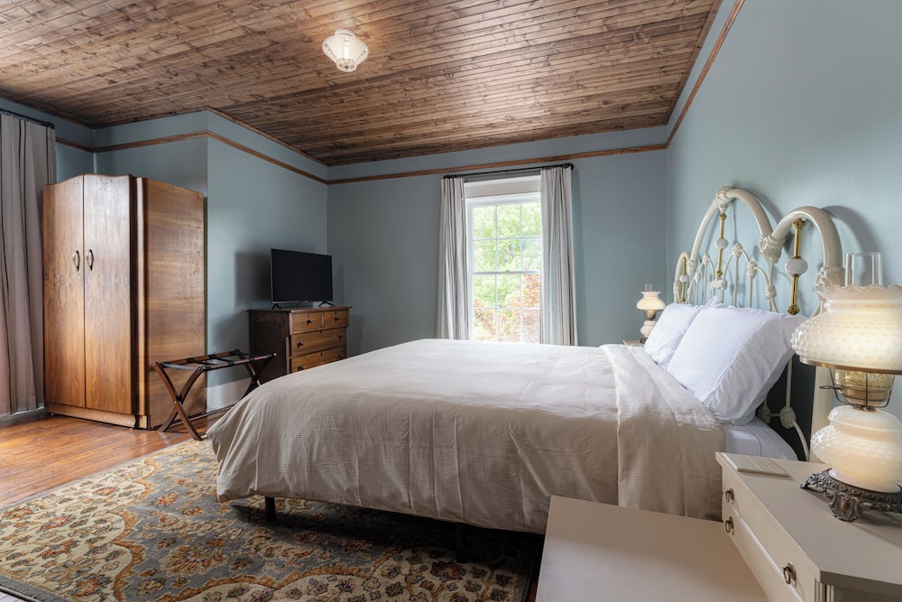 The NuWray Hotel & Carriage House - photo 12