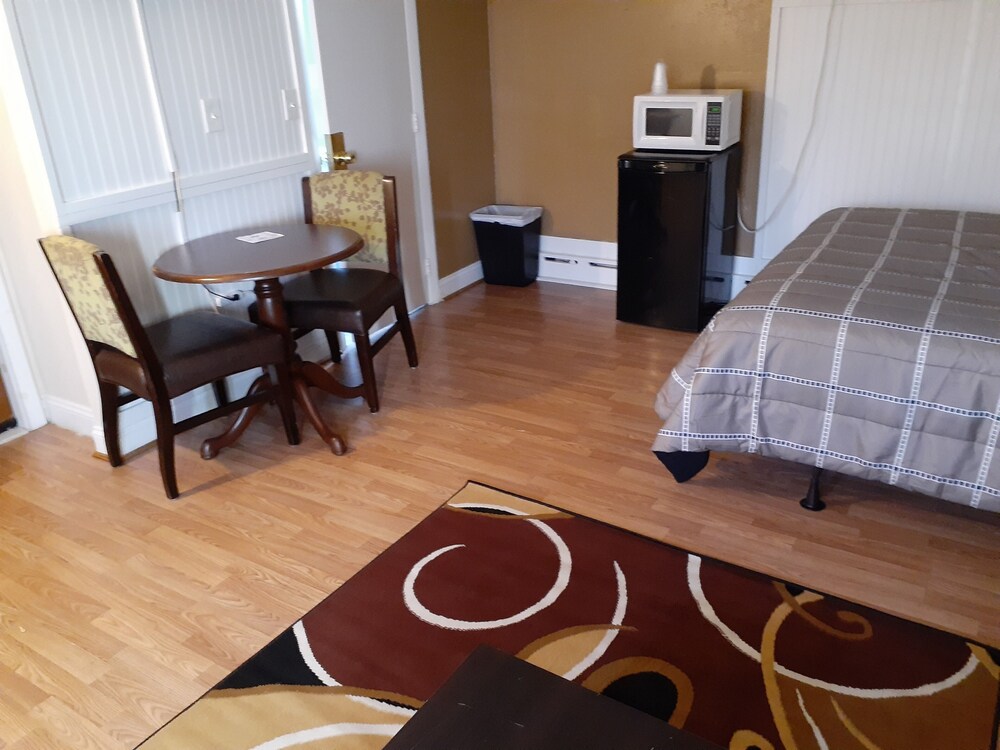 Town Line Motel - photo 16