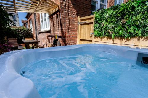 1 The Old Schoolhouse For 5 Cot Hot Tub Parking Pets — Whitstable