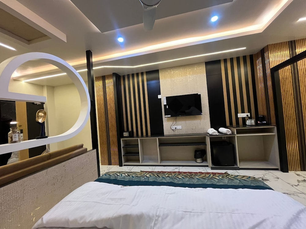 The Hotel Emerald — Unknown City — photo 3