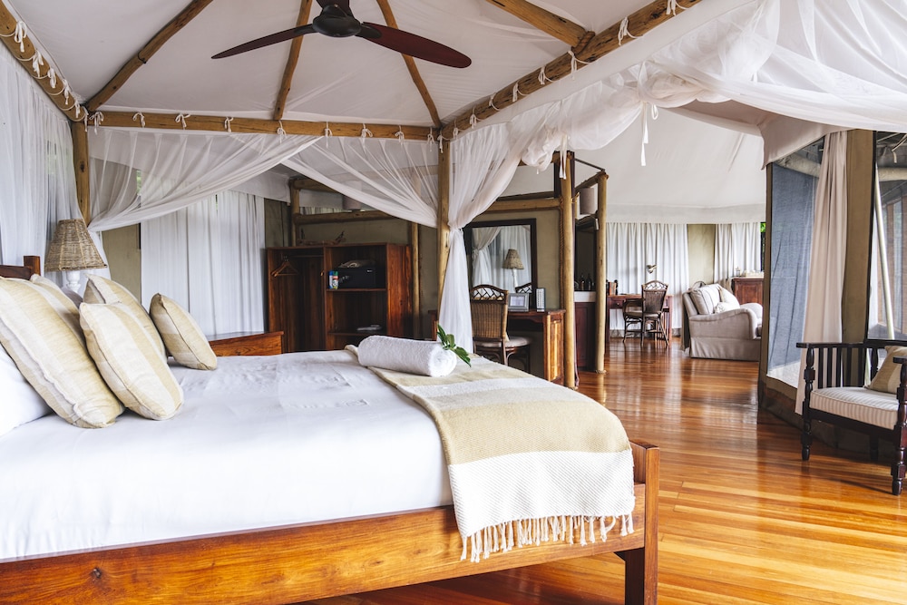 Anabezi Camp — 5-Star Luxury Hotel in Luangwa, Zambia