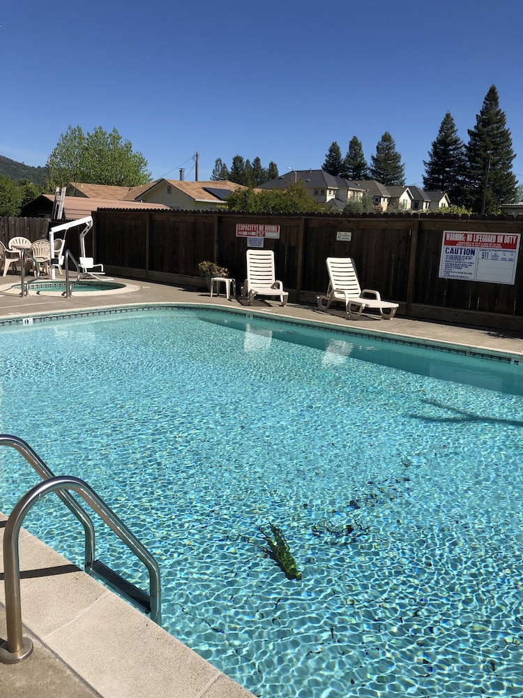 Cloverdale Wine Country Inn & Suites - photo 30