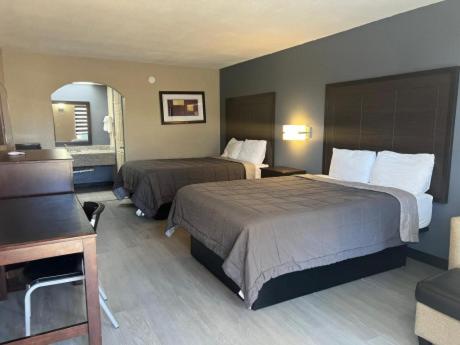 Deluxe Inn and Suites - photo 6