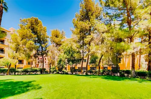 Fabulous Penthouse Apartment LAS VEGAS Strip view with resort amenities 5 min walk to main attractions ONLY LONG TERM RENTALS min 30 nights in Las Vegas, United States