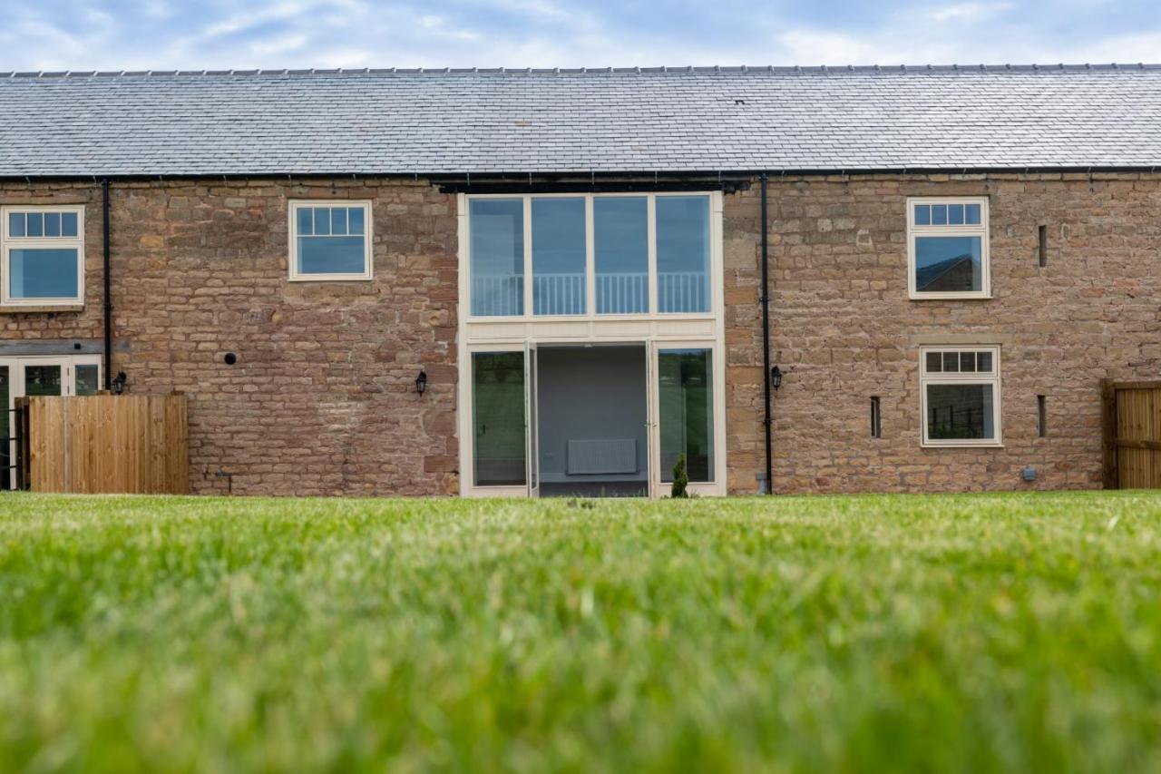 La Roche Barn with hot tub on the Welbeck estate — 4-Star Luxury Hotel in Holbeck, United Kingdom