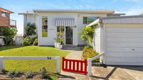 Redgate Classic Coastal Charm with Unbeatable Ocean Views Holiday Yamba — carbon neutral stay, Yamba