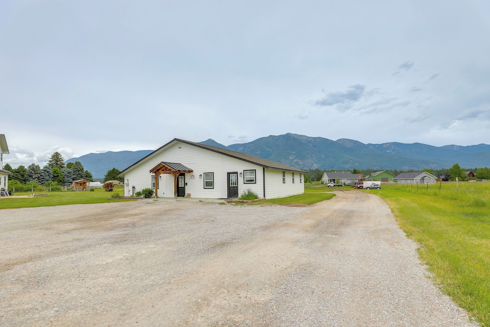 23 Mi to Glacier Natl Park: Mtn view Gem w Patio — hotel in Columbia Falls