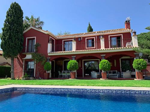 Villa Nabrisa Marbella 5 Bedroom Private Pool Garden Bbq — 4-Star Luxury Hotel in Marbella, Spain