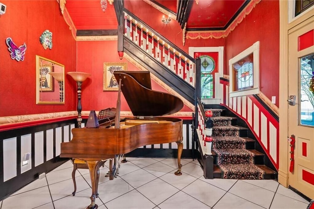 The Mardi Gras House - photo 4