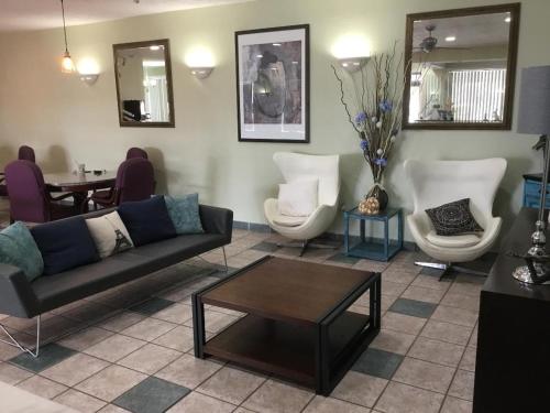 Houston Inn and Suites - photo 11