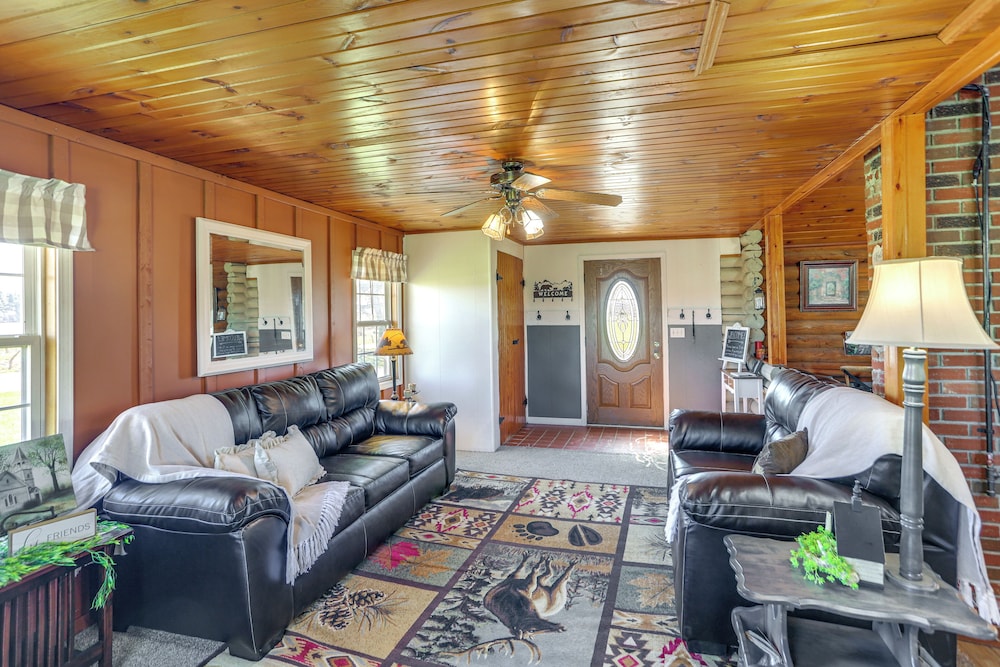 Quiet Shiloh Retreat with Spacious Yard and Fireplace pet-friendly hotel Shiloh