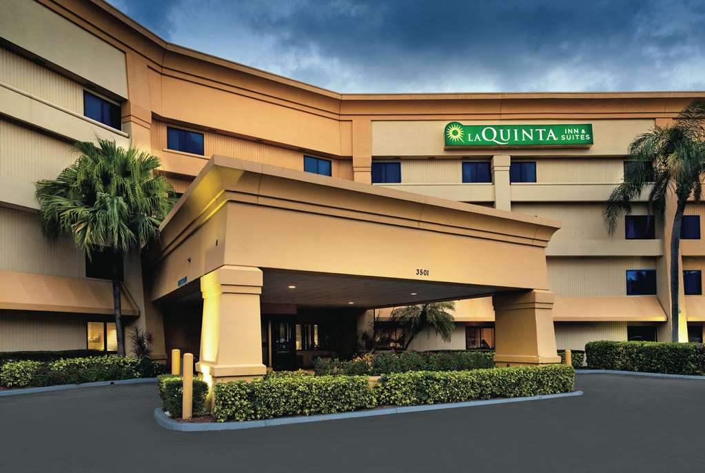 La Quinta Inn & Suites by Wyndham Miami Airport East — hotel in Miami