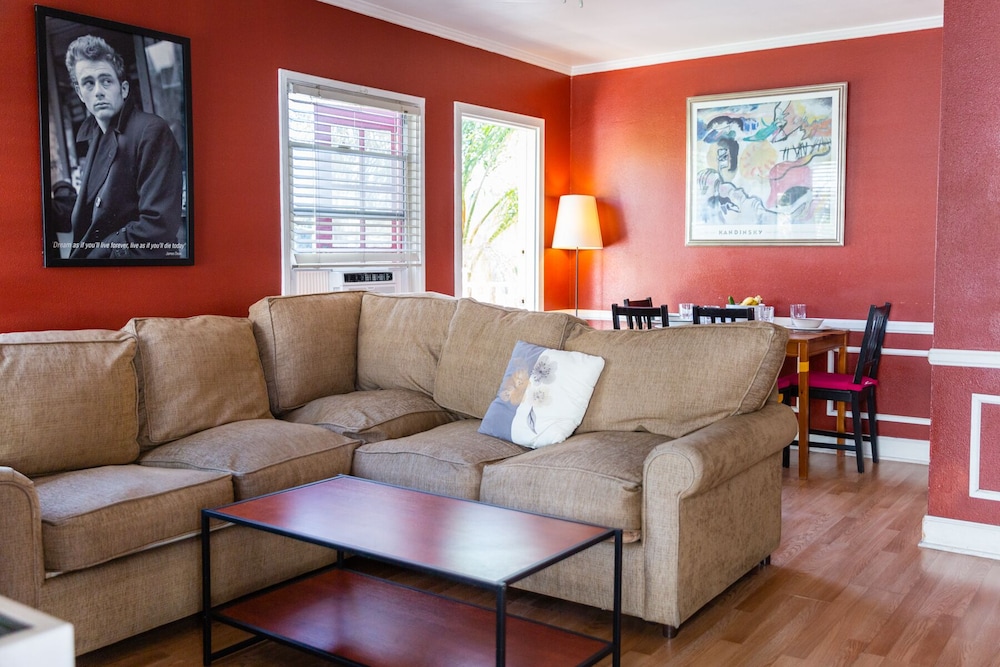 Hollywood Hills Suites - photo 3
