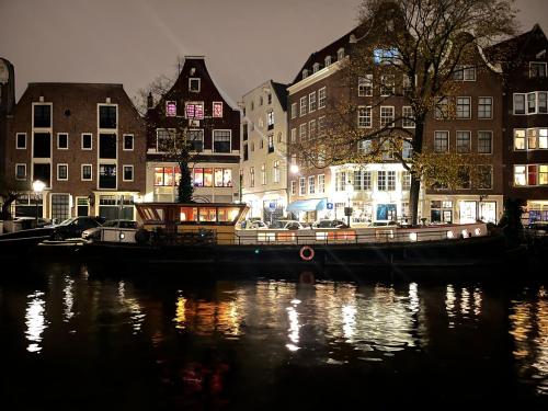 Woonboot Josja - carbon neutral hotel in Amsterdam