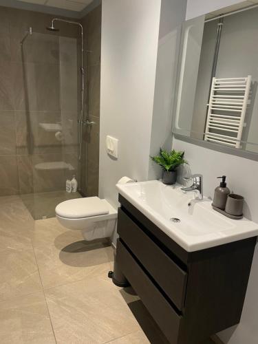 LL Properties TB24 Elegant Escape w Hot tub Access