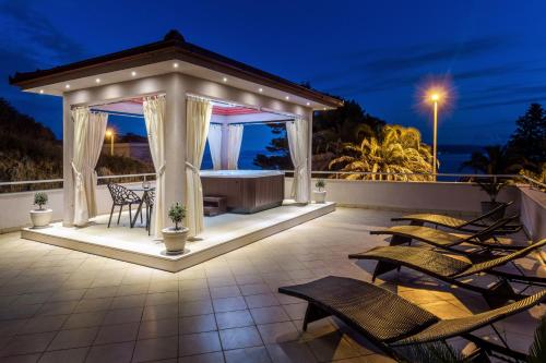 Family apartment with huge terrace and hot tub Franka — 4-Star Luxury Hotel in Split, Croatia
