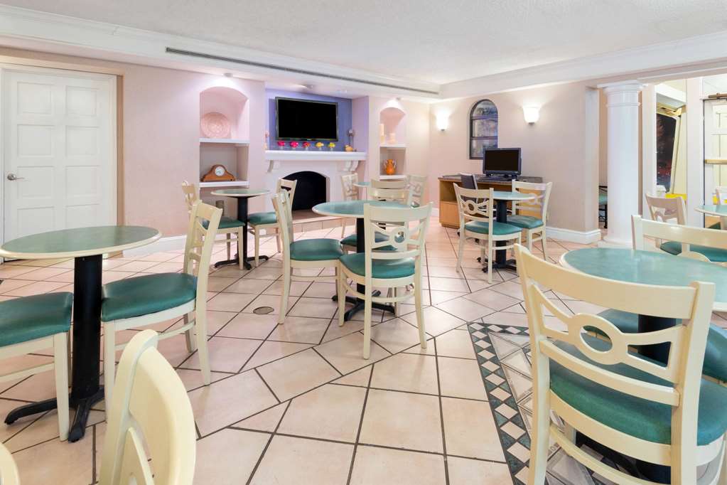 La Quinta Inn by Wyndham Farmington - photo 5