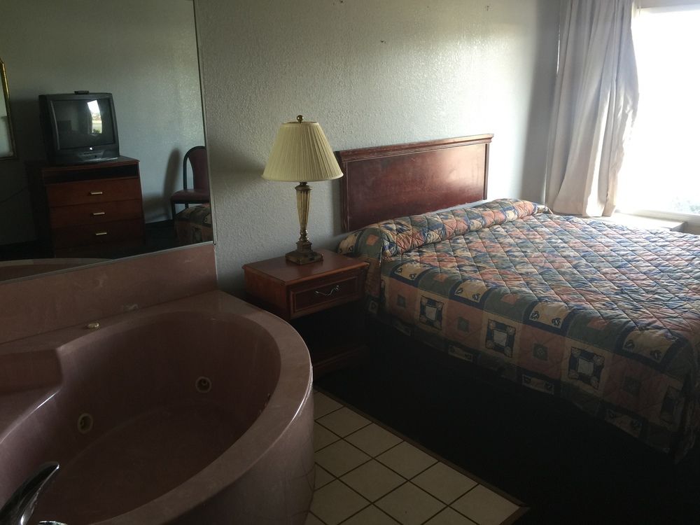 Red Carpet Inn & Suites Muncie - photo 5