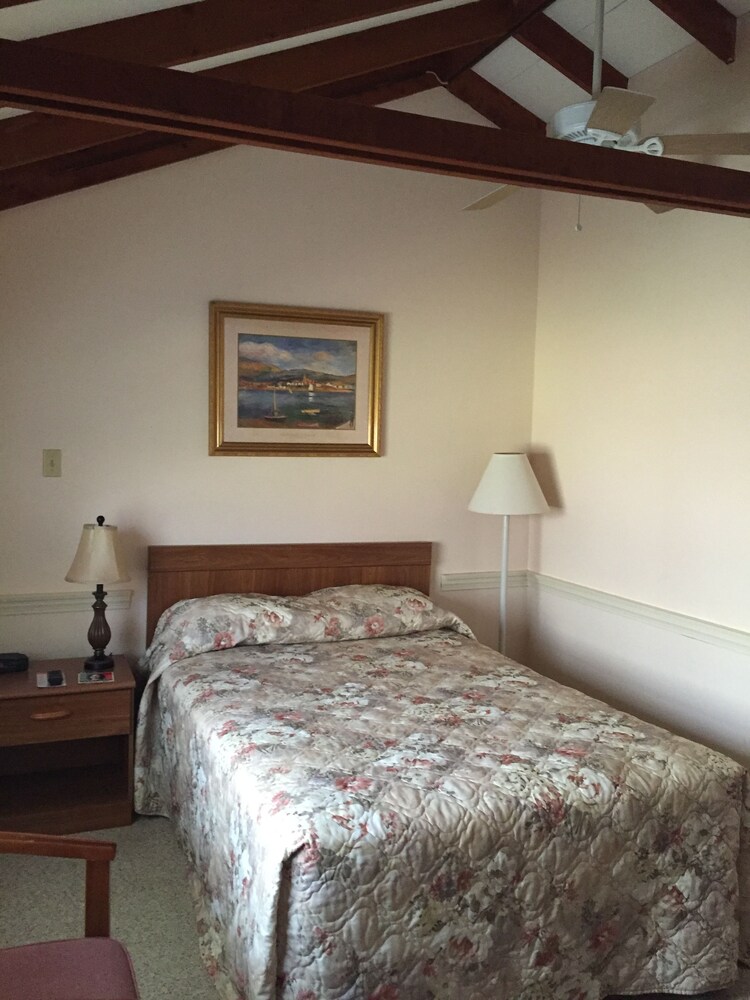 Midway Motel & Cottages - photo 7