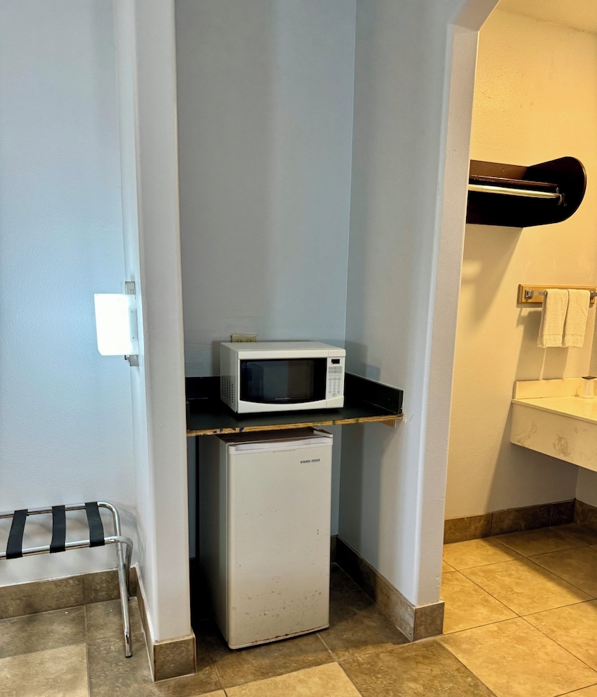Texas Inn and Suites City Center at University Dr. - photo 19