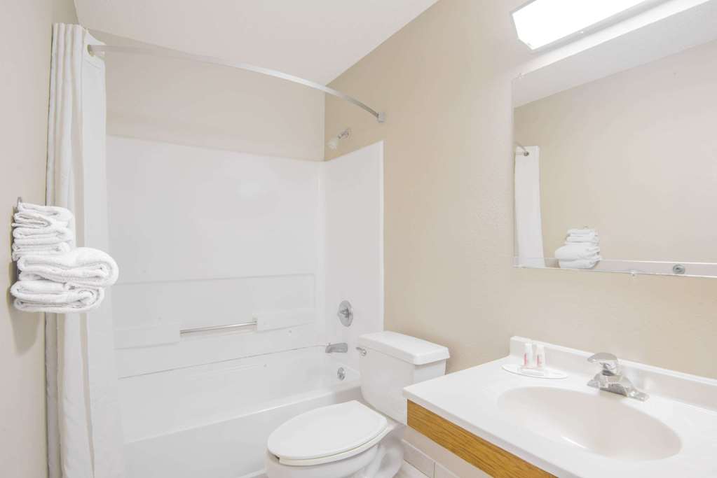 Super 8 by Wyndham Knoxville - photo 8